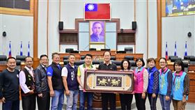 7戰7勝寫下台東政壇傳奇　前縣議員黃瑞華病逝前台東縣議員黃瑞華（右6）11日病逝，享壽73歲。黃瑞華從農會理事長轉戰政壇，從基層鎮民代表一路到鎮長、縣議員，投入7次選戰，每戰皆勝，寫下台東縱谷政壇傳奇。圖為2022年卸下縣議員職務時，議長吳秀華（右5）等人歡送。（台東縣議會提供）中央社記者盧太城台東傳真　114年10月15日