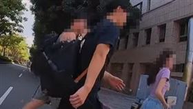 一名騎士行經路口時，行人號誌早已變紅，卻仍有4名行人走在斑馬線上，緩慢前行，他不滿之下長按喇叭示警，沒想到竟遭其中一名行人比出不雅手勢回應。（圖／翻攝自YT＠WoWtchout - 地圖型行車影像分享平台）