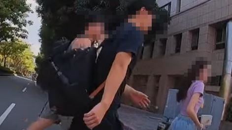 行人闖紅燈慢走 騎士禮讓竟被比中指