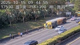 國道1號北向75.4K湖口路段，今天（15日）上午9時許發生一起車禍事故，一輛貨櫃車不明原因自撞翻覆