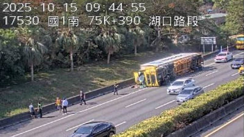 國道1號北向75.4K湖口路段，一輛貨櫃車不明原因自撞翻覆。（圖／翻攝畫面）