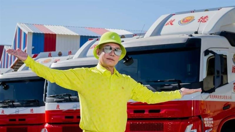 「竹北吊車大王」胡漢龑現年64歲。（圖/翻攝自胡漢龑臉書）