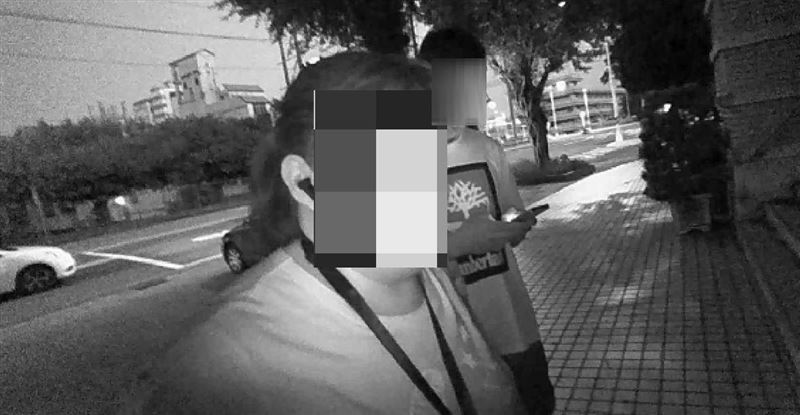 女子誤入詐團假投資騙局，擔任車手面交取款時當場遭逮捕。(圖／翻攝畫面)