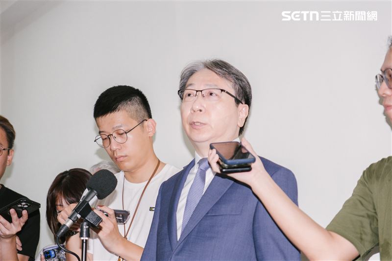 針對跟拍案，蔡明彥表示，假如注意到跟拍行為，必須要在第一時間通報，警方也會啟動快速反應警力到場排除相關行為。此外，也會請警政署針對公署還有官員職務宿舍的周邊加強安全巡查，避免跟拍的行為從公署或職務宿舍就開始。（圖／記者楊士誼攝影）