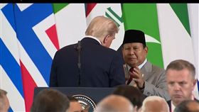 川普和印尼總統在台上對話，沒有意識到麥克風沒關。（圖／翻攝自X平台 @EdKrassen）