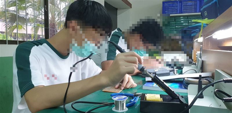 20歲李姓男大生（左1）身世坎坷，為了改善家計，打算先休學當兵找工作，卻因沒錢繳學雜費，引發憾事。（圖／翻攝畫面）