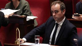 勒克努承諾不再依賴憲法49條第3款強行通過法案。（圖／美聯社／達志影像）