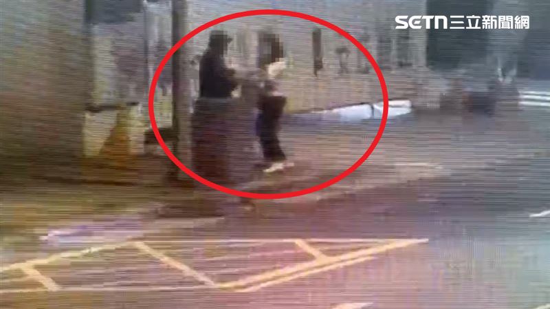 台北車站日前才爆有女子疑酒醉遭通緝犯拖到牆邊性侵；未料，北市松山區昨晚（14日）有人目擊，街友當街性侵落單女路人。(圖／翻攝畫面)