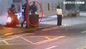 台北,北市,松山區,街友,騎士,嫌犯,褲子,強力膠,塑膠袋,猥褻,強制性交,報警（圖／翻攝畫面）