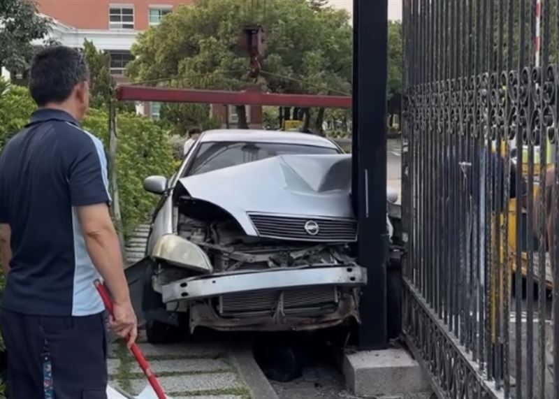 亞大教職員開車暴衝追撞前車。（圖／翻攝Threads @_.jh.04_）