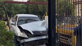 亞大教職員下班累了？開車暴衝追撞前車　又失控猛撞大門車頭毀