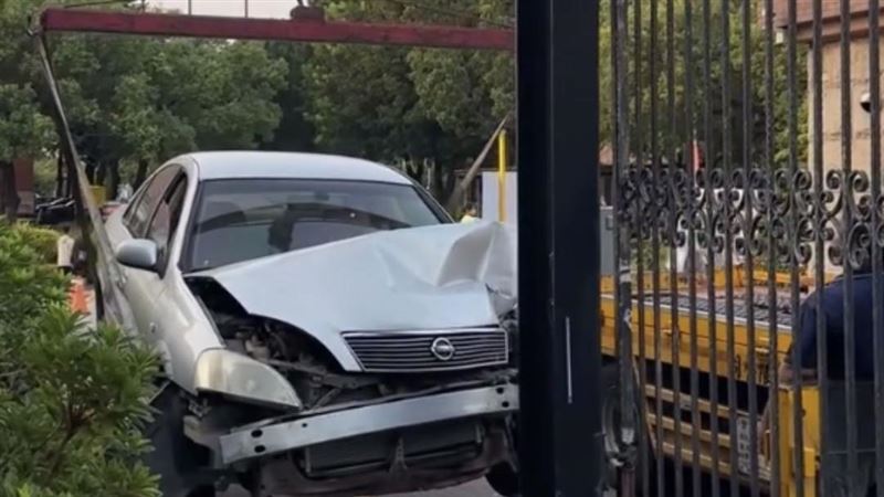 亞大教職員下班累了？開車撞前車又卡大門