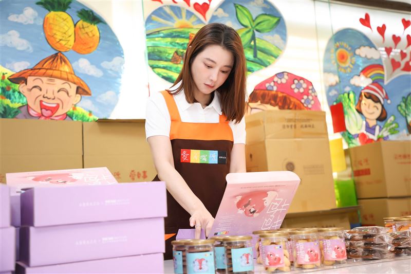 陳怡蓉到「愛不囉嗦手作體驗館庇護工場」製作餅乾禮盒。（圖／聖緹雅提供）