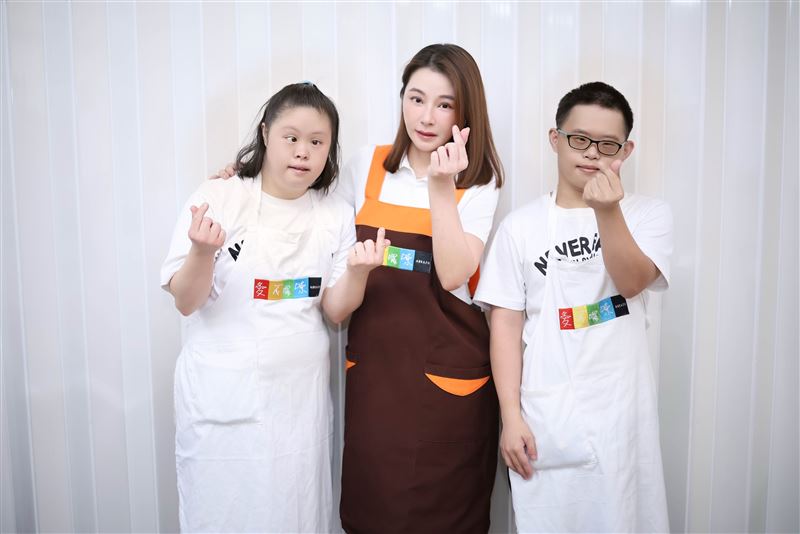 陳怡蓉（中）向唐寶寶學習。（圖／聖緹雅提供）