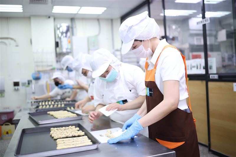 陳怡蓉（右）親自參與製作餅乾過程。（圖／聖緹雅提供）