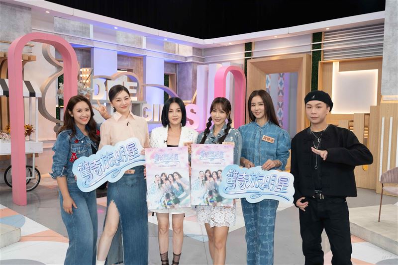 Sandy吳姍儒(左起)、花花、苗可麗、曾莞婷、周曉涵、派翠克大合照。（圖／東森綜合台提供）