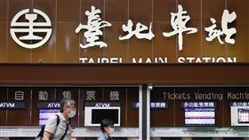 戶外口罩令鬆綁  民眾進台鐵仍須戴口罩（1）戶外活動取消全程戴口罩規定，12月1日起上路，台鐵表示，旅客進入車站室內空間及付費區（含月台及車廂）均須戴口罩，飲食期間可暫時取下。圖為台北車站大廳。中央社記者謝佳璋攝  111年12月1日
