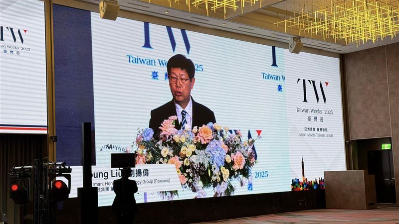 鴻海董事長劉揚偉指出,AI尚未真正進入各行各業,技術正從狹義邁向通用與實體智能,市場潛力龐大;他強調資本市場是企業成長的關鍵推手,鴻海從20萬創業至今市值破3兆,正是金融支持與科技投資交織的成果。(圖/記者師瑞德攝影)