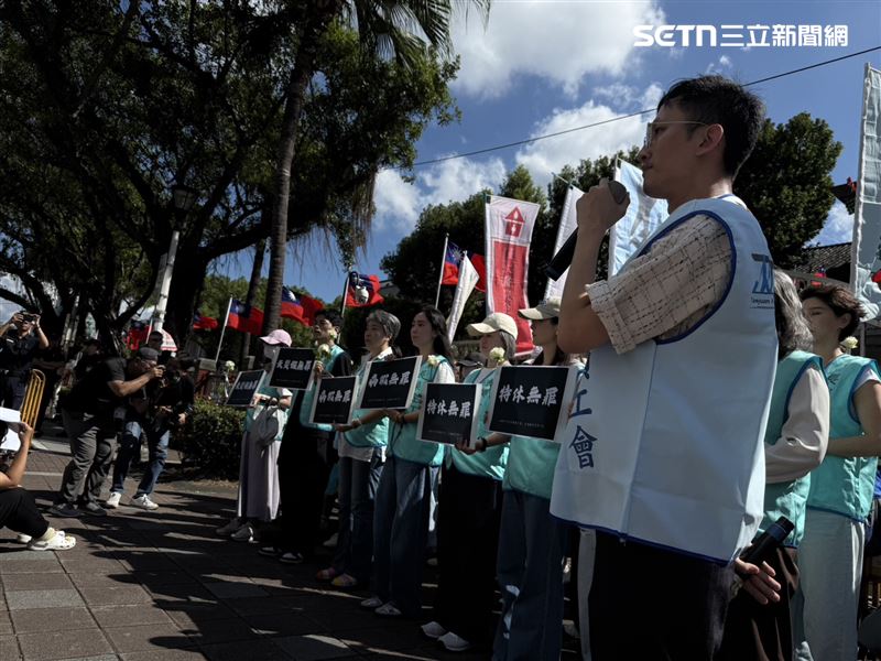 許多空服員同事也到場聲援，激動拿起白玫瑰、手牌大喊「請假無罪」。（圖／記者李育道攝影）