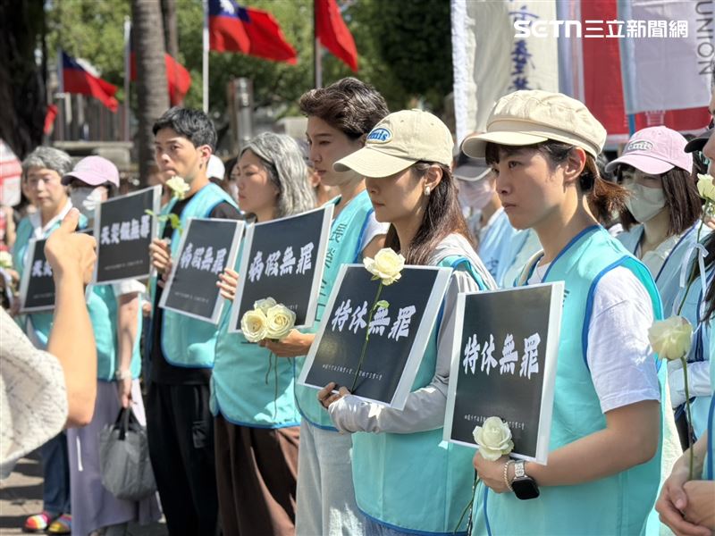桃園市空服員職業工會、長榮航空企業工會提出三點訴求，希望能夠盡速修法。（圖／記者李育道攝影）