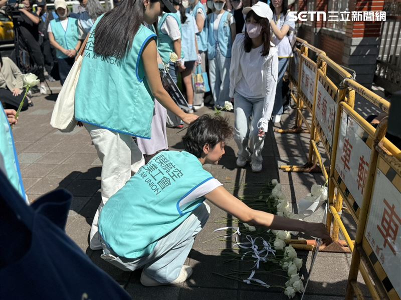 空服員獻上白玫瑰。（圖／記者李育道攝影）