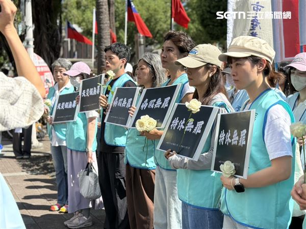 長榮空服員抱病上班最終病逝，引發社會對請假制度的質疑，圖為桃園市空服員職業工會、長榮航空企業工會10月15日在立法院前舉行記者會，訴求改善企業文化。（圖／記者李育道攝影）