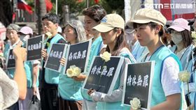 桃園市空服員職業工會、長榮航空企業工會10月15日在立法院前舉行記者會，請立院修法保障員工請假權益、禁止病態的企業文化。（圖／記者李育道攝影）長榮航空,空服員,白玫瑰,抗議,立法院,請假