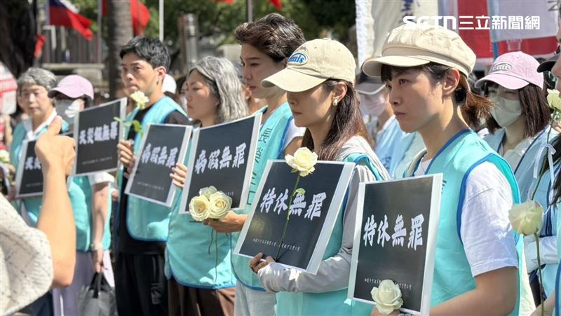 桃園市空服員職業工會、長榮航空企業工會10月15日在立法院前舉行記者會，請立院修法保障員工請假權益、禁止病態的企業文化。（圖／記者李育道攝影）