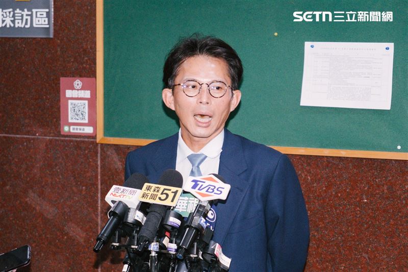 黃國昌回應有記者拿手機追問。（圖／記者楊士誼攝影）