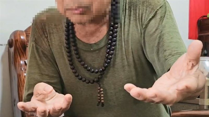 外公不捨孝孫離世，悲嘆孫子知道兩老負擔重，不敢開口求助，最終走上絕路。（圖／翻攝畫面）