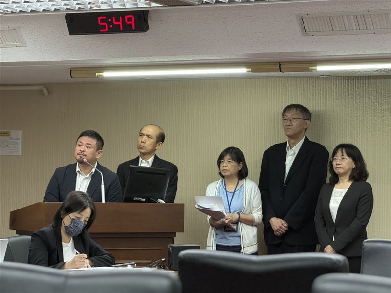 民航局長何淑萍（右1）表示，已派員赴長榮了解整體作業流程，並要求公司全面檢討改進，包括作業SOP、通報及應變機制，同時也將針對長榮請假制度「缺乏彈性」部分，要求配合勞動部檢討改善。(圖／記者李育道攝影)