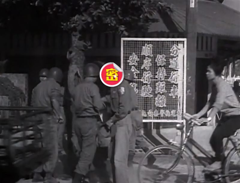 第一代鏟子超人震撼曝光，58年前的「許光漢」們清淤泥帥氣。（圖／翻攝自《國家影視聽中心》花蓮風災紀錄片新聞影片）