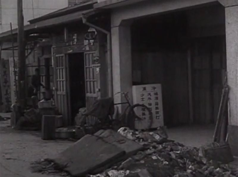 第一代鏟子超人震撼曝光，58年前的「許光漢」們清淤泥帥氣。（圖／翻攝自《國家影視聽中心》花蓮風災紀錄片新聞影片）