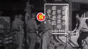 第一代鏟子超人震撼曝光，58年前的「許光漢」們清淤泥帥氣。（圖／翻攝自《國家影視聽中心》花蓮風災紀錄片新聞影片）