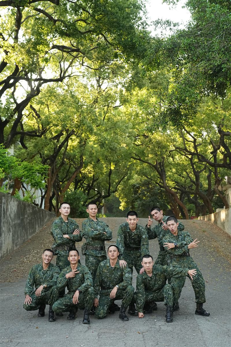 2.潘君侖（後排左起）、孫綻、林亭翰、黃恩賜、蓋瑞、孫其君（後排左起）、阿夫、曾子余、顏佑庭結訓後還是常聯絡。（圖／台視提供）