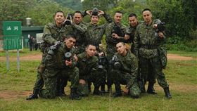 1.蓋瑞(後排左起)、阿夫、林亭翰、孫其君、孫綻、曾子余、黃恩賜(前排左起)顏佑庭、潘君崙建立好交情。（圖／台視提供）