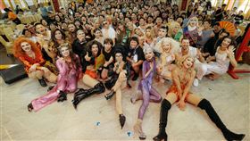 由變裝皇后社群「Sunday Sisterhood」主辦，集結主理人Sandra Hoe在內等10位變裝皇后及5位鋼管、猛男舞者的「皇后大辦桌」。（圖／Sunday Sisterhood提供）