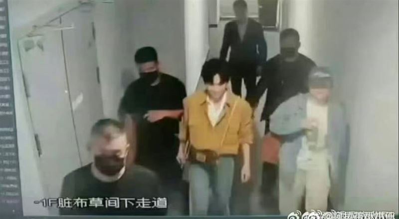完整監視器畫面顯示梓渝是跟團隊一同進出飯店。（圖／翻攝自微博）