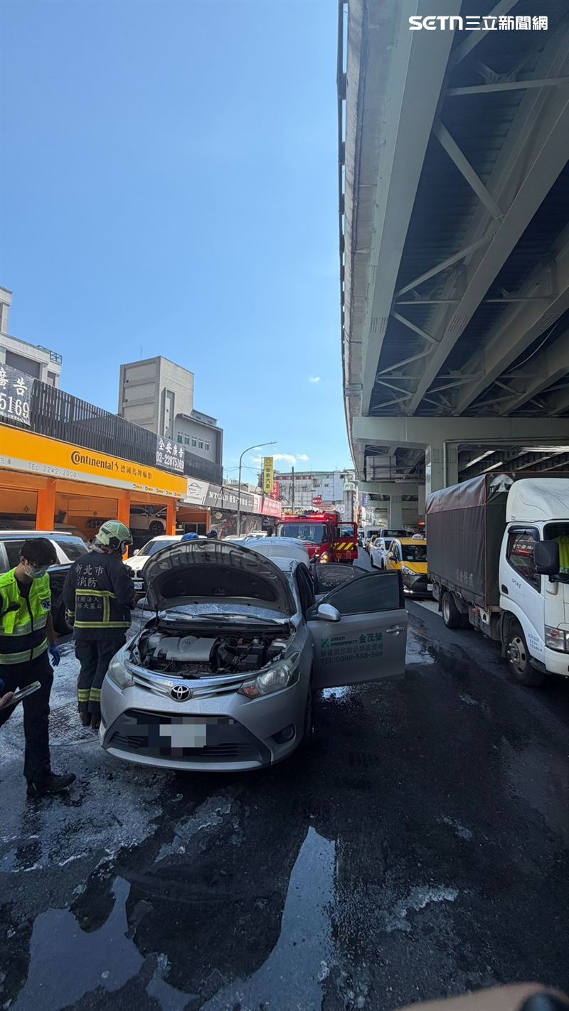 汽車因被丟鞭炮,導致車輛起火。(圖/翻攝畫面)