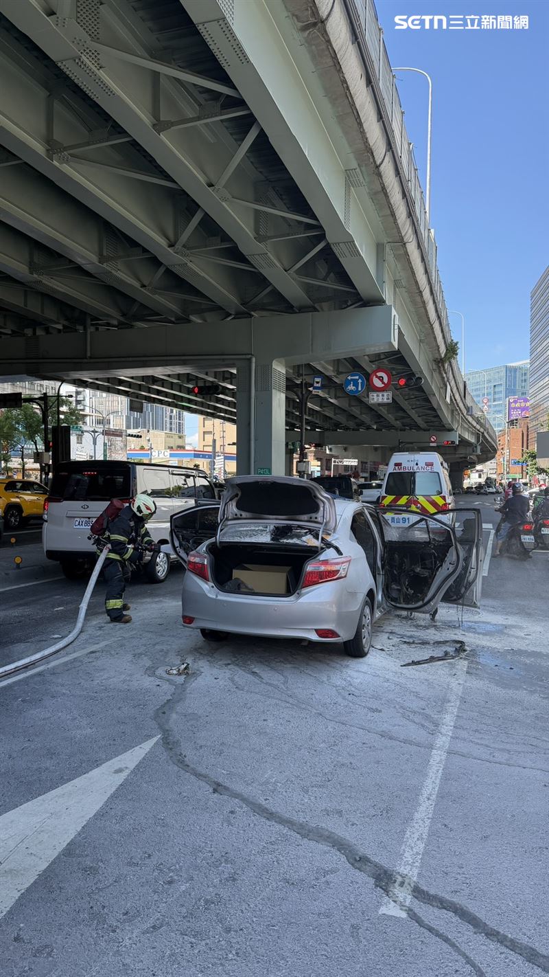 因行車糾紛，騎士趁停等紅燈朝車內丟鞭炮。（圖／翻攝畫面）