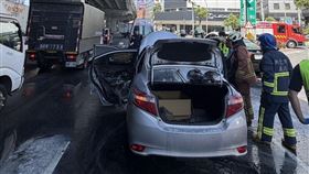 因行車糾紛，騎士趁停等紅燈朝車內丟鞭炮。（圖／翻攝畫面）