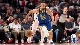 勇士一哥柯瑞（Stephen Curry）僅打3節就轟下28分。（圖／美聯社／達志影像）