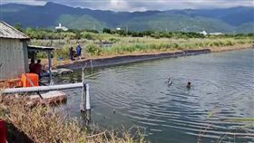 宜蘭縣頭城鎮今天（15日）上午發生一起意外，吳姓男子（77歲）至親戚家魚池幫忙捕魚，家人因找不人報案求助，警消人員獲報後到場搜救，最終在魚池中發現吳男遺體，疑不慎失足摔落水池身亡。