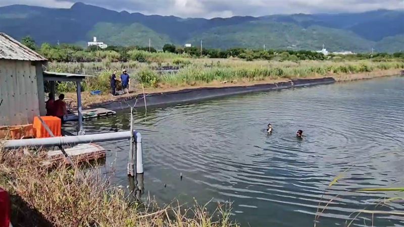 吳姓男子疑不慎失足摔落水池，警消當場搜救。（圖／翻攝畫面）