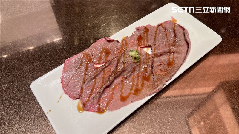 台北寒舍艾美酒店探索廚房主打比臉大炙燒和牛握壽司。(圖/記者賴俊佑攝影)