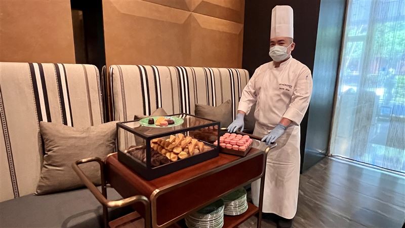 寒舍艾美探索廚房新增甜點車提供桌邊服務。(圖／記者賴俊佑攝影）