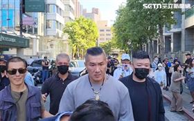 館長直播喊話，斬首賴清德，今赴刑事局應訊：我坦蕩蕩，官好大我好怕(圖／翻攝畫面)