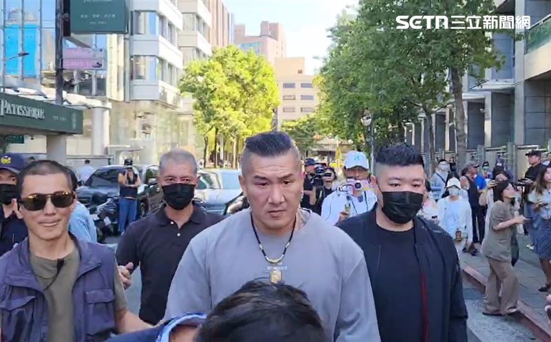 館長赴刑事局應訊，強調自己坦蕩蕩，發言僅是回應網友，並未有恐嚇的意圖。(圖／翻攝畫面)