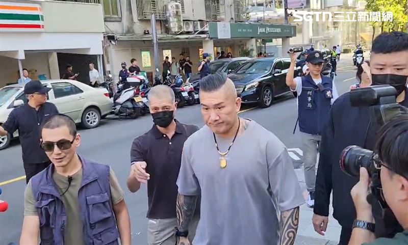 館長因直播出現暴力言論赴刑事局應訊，周圍有民眾高喊加油。(圖／翻攝畫面)