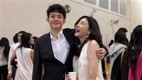 何如芸罕見讓19歲兒露出正臉。（圖／翻攝自何如芸臉書）